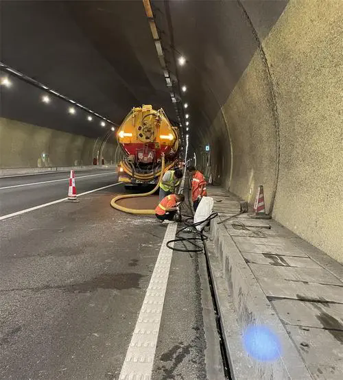 彭州隧道排水渠清淤